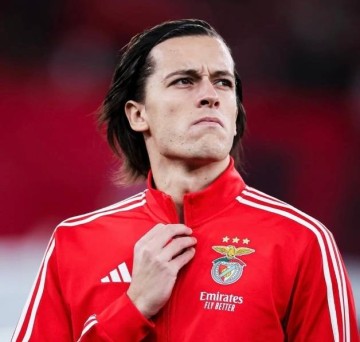 皇马将签22岁左后卫,曼联获利1800万欧元喜忧参半,球员拒绝加盟