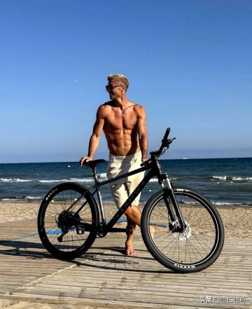 拉什福德的莅临还无法令巴萨确立梦四王朝,毕竟莱万还是首要问题