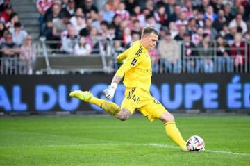 队报:维拉接近签下布雷斯特门将比佐特,上赛季法甲出场32次