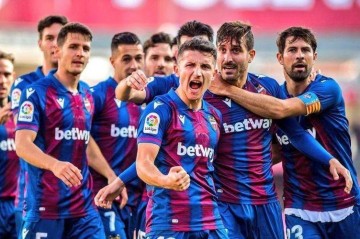 西甲焦点战:比利亚雷亚尔主场激战奥萨苏纳,谁能称霸?