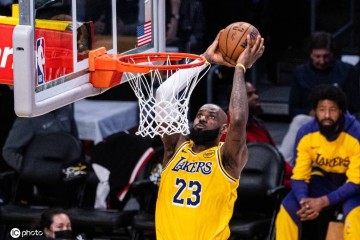 名记：詹姆斯预计不会退役 他将至少再打一个赛季