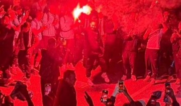 邮报：马赛球迷庆祝进入欧冠，德泽尔比凌晨4点被拍到参与其中