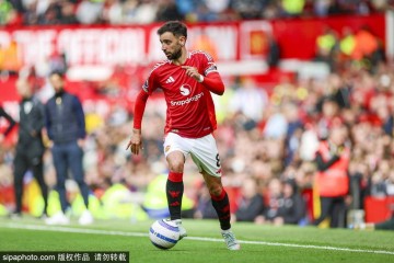 砸钱不眨眼！沙特1亿镑强挖B费，曼联队长收“王炸”报价何去何从？