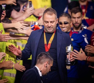 皇马遭巴萨3杀,安切洛蒂下课倒计时,老佛爷签姆巴佩是败笔?