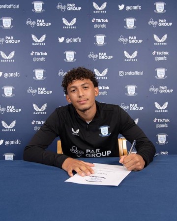 镜报:切尔西签下普雷斯顿解约球员基安-贝斯特,19岁踢左后卫