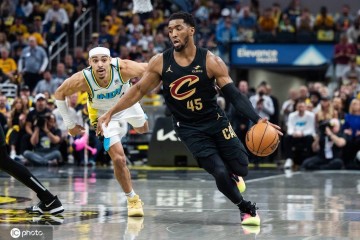 米切尔左脚踝扭伤 将于明日接受核磁共振检查