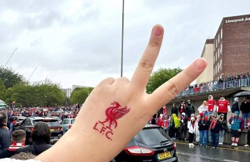 利物浦英超夺冠游行发生汽车冲撞人群事件 中国球迷：我们与危险擦身而过｜封面深镜