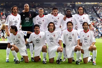 AC米兰队史今天:2003年又一位马尔蒂尼队长为米兰高举欧冠奖杯(5月28日)