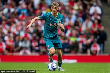 皇马心仪中卫已聘律师谈加盟 还是免签利物浦的更香?