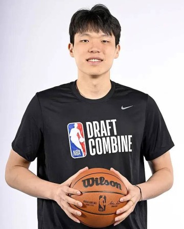 杨瀚森联合试训首战高效12分 三分+强硬2+1初露峥嵘