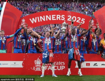 破荒年？凯恩捧杯+范志毅老东家120年首冠 巴黎热刺？