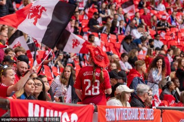 0-1！曼联又输了！红牌漏判？VAR这次是“明察秋毫”还是“选择性失明”？