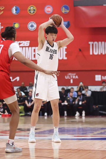 杨瀚森:队友弥补了我的不足 希望利拉德早日回归