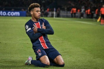 费迪南德盛赞杜埃:19岁少年自信踢法无上限