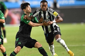 纽卡斯尔热身赛不敌韩国球队，威洛克重伤离场雪上加霜