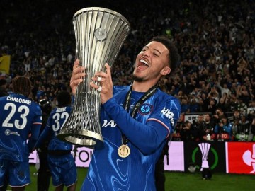 桑乔面临双向选择，降薪留在切尔西，或回曼联坐冷板凳