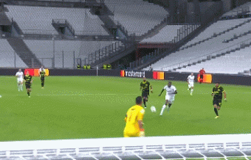 前皇马门神欧冠灾难表现!3分钟2送礼,乌龙助攻 禁区外手球染红