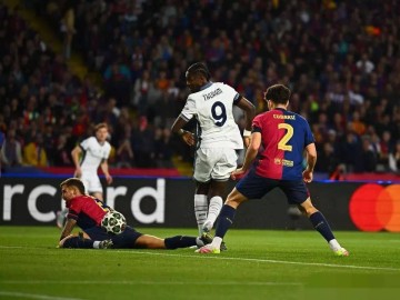 欧冠3-3神战！开场30秒破门+17岁新星纪录，邓弗里斯2射1传！