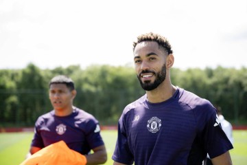曼联官宣库尼亚穿上10号！拉什福德执意回归，阿莫林安排其单独训练