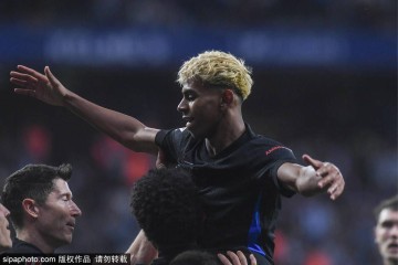 西甲-亚马尔世界波+传射 巴萨2-0西班牙人提前2轮夺冠