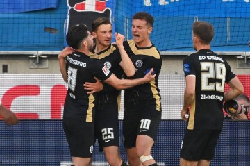 德乙升级附加赛！2-2，3分钟连扳2球，德甲第16逼平德乙第3