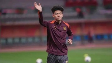 18岁国足天才遭德甲双雄哄抢！门兴球探已下手，狼堡急得直跺脚