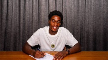 官方:利兹联免签前利物浦U18中卫马库斯,双方签下两年合同