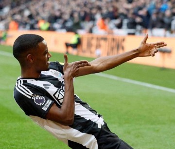 疯狂仍旧会继续？纽卡斯尔当家射手盯上利物浦，转会需12亿