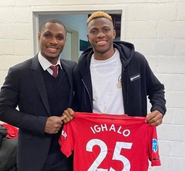 曼联继续推进奥斯梅恩的转会谈判，担心其高额薪资引发B费的不满