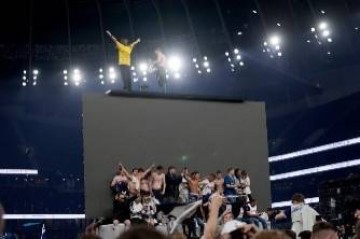 太阳报：热刺的球迷在球队赢得欧联杯冠军之后冲入球场进行庆祝