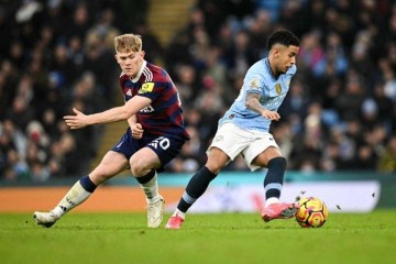 英超回顾：绝了！标王戴帽大胜纽卡回前四，反诉英超大获全胜，曼城双喜临门