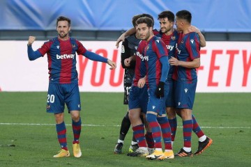 西甲中下游对决:阿拉维斯主场保级死拼,莱万特客场抢分稳中游