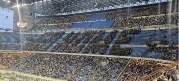 米兰南看台“逐客令”：球迷组字高呼伊布等人必须走人