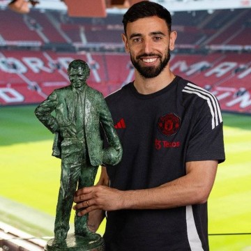 曼联队长再荣获赛季最佳，4次追平C罗，沙特若开亿元报价能卖吗？