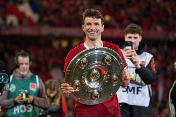 拜仁穆勒、凯恩、戴尔捧起沙拉盘，德甲颁奖热情依旧，啤酒浴更畅快